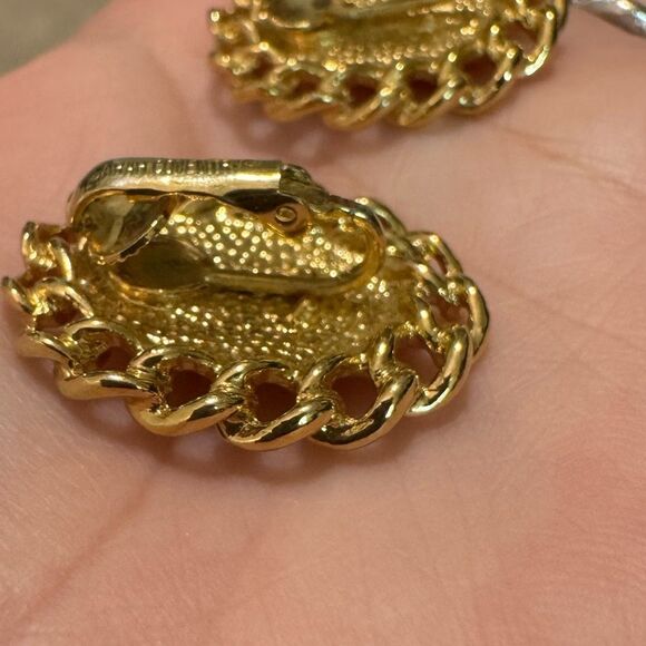 Sarah Coventry Gold Toned Oval Ornate Clip On Earrings - Picture 7 of 7